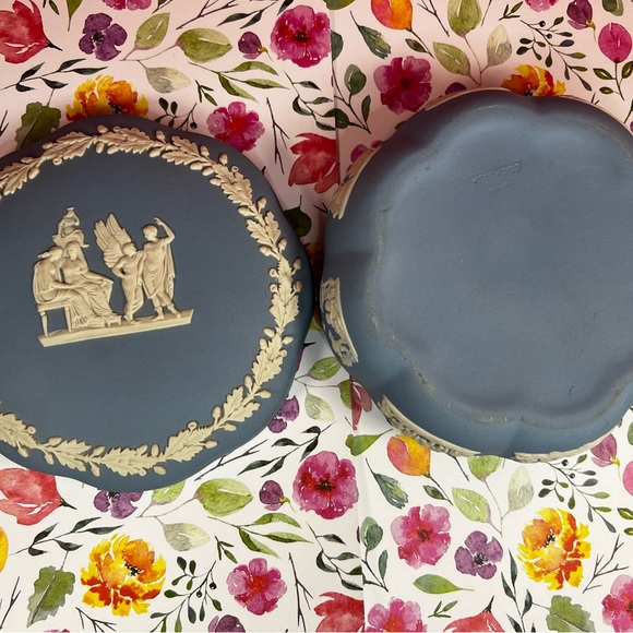 Wedgwood Blue Jasperware, Trinket Box With Lid, 5” Round Scalloped Garden Theme - Picture 7 of 17